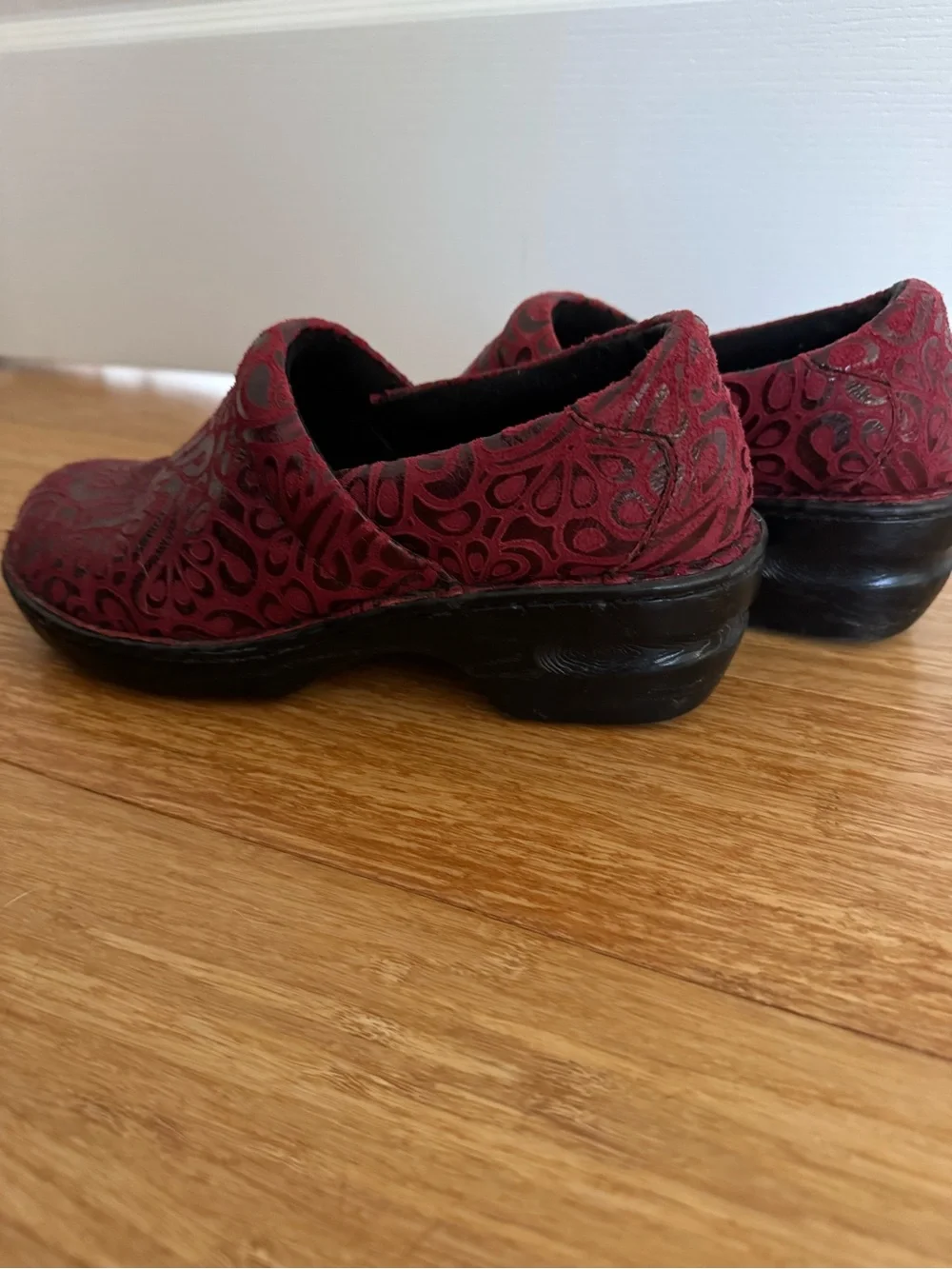 boc Women's Red Patterned Slip-On Platform Clogs